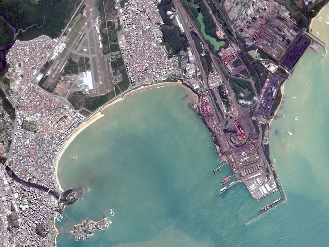 Monitoramento logístico e de infraestrutura no Porto de Vitória via satélite GRUS-1 da AxelSpace. Imagem orbital com resolução de 2.5m demonstrando detecção de embarcações e instalações portuárias.